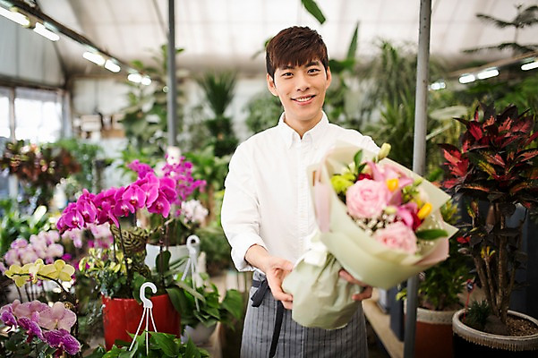 포토 JPG 식물 남자 꽃 화분 실내 한명 20대 성인 한국인 꽃집 취업준비생 아르바이트 성인남자한명만 비정규직 국내포토 1 비즈니스 사람 동양인 청년 내부 상점 구직 남자한명만 성인남자만 파일형식
