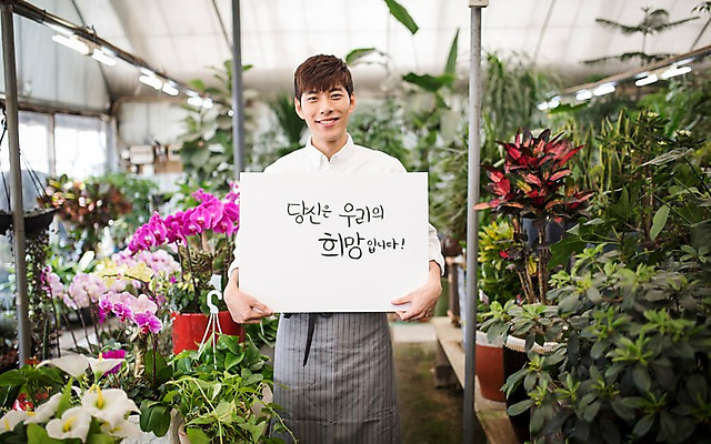 포토 JPG 식물 배너 남자 꽃 화분 응원 사각프레임 프레임 광고판 알림판 실내 한명 들기 20대 성인 한국인 꽃집 취업준비생 아르바이트 성인남자한명만 비정규직 국내포토 1 비즈니스 모션 사람 동양인 청년 내부 상점 사각형 구직 판 남자한명만 성인남자만 파일형식