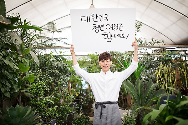 포토 1 비즈니스 모션 프레임 알림판 사람 동양인 청년 상점 사각형 구직 판 남자한명만 성인남자만 파일형식 JPG 한국인 성인 남자 식물 화분 아르바이트 꽃집 취업준비생 한명 응원 배너 20대 성인남자한명만 들기 광고판 사각프레임 비정규직 국내포토