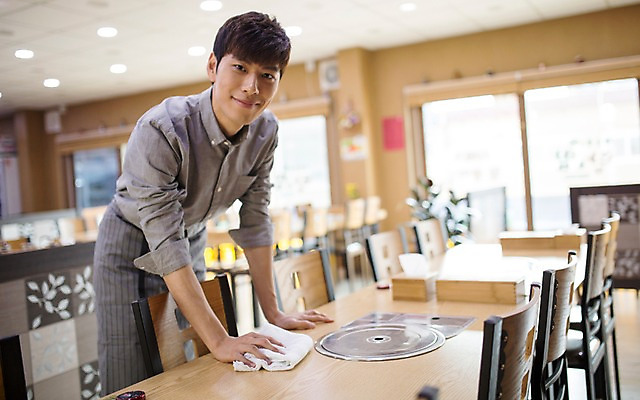 포토 JPG 남자 식탁 실내 한명 20대 성인 식당 한국인 취업준비생 닦기 아르바이트 행주 성인남자한명만 최저임금 비정규직 국내포토 1 비즈니스 모션 탁자 사람 동양인 청년 내부 경제 상점 구직 청소도구 남자한명만 성인남자만 파일형식