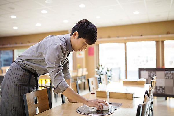 포토 JPG 남자 식탁 실내 한명 20대 성인 식당 한국인 취업준비생 닦기 아르바이트 행주 성인남자한명만 최저임금 비정규직 국내포토 1 비즈니스 모션 탁자 사람 동양인 청년 내부 경제 상점 구직 청소도구 남자한명만 성인남자만 파일형식