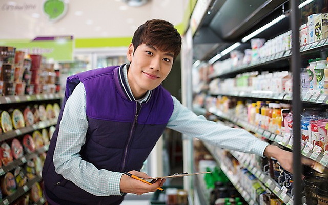 포토 JPG 남자 한명 20대 성인 한국인 취업준비생 아르바이트 재고정리 편의점 성인남자한명만 최저임금 비정규직 재고 국내포토 1 비즈니스 사람 동양인 청년 경제 상점 구직 상품 남자한명만 성인남자만 파일형식