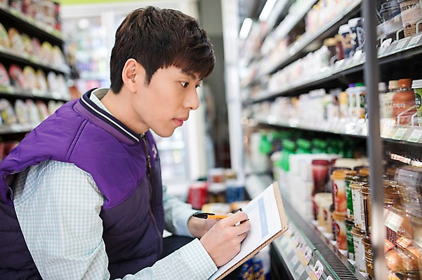 포토 JPG 남자 한명 20대 성인 한국인 취업준비생 아르바이트 재고정리 편의점 성인남자한명만 최저임금 비정규직 재고 국내포토 1 비즈니스 사람 동양인 청년 경제 상점 구직 상품 남자한명만 성인남자만 파일형식