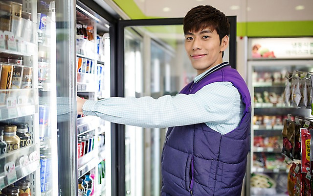 포토 JPG 남자 한명 20대 성인 한국인 취업준비생 아르바이트 재고정리 편의점 성인남자한명만 최저임금 비정규직 재고 국내포토 1 비즈니스 사람 동양인 청년 경제 상점 구직 상품 남자한명만 성인남자만 파일형식