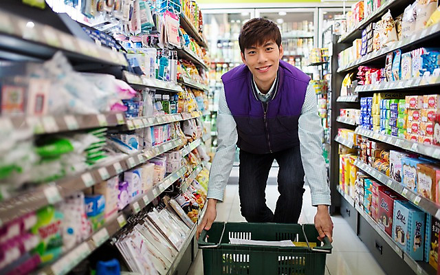 포토 JPG 남자 한명 20대 성인 한국인 취업준비생 아르바이트 재고정리 편의점 성인남자한명만 최저임금 비정규직 재고 국내포토 1 비즈니스 사람 동양인 청년 경제 상점 구직 상품 남자한명만 성인남자만 파일형식