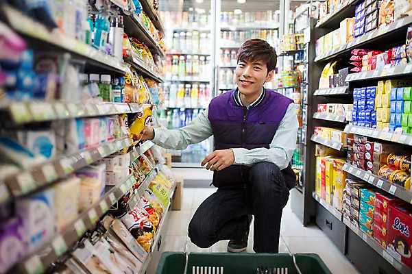 포토 JPG 남자 한명 20대 성인 한국인 취업준비생 아르바이트 재고정리 편의점 성인남자한명만 최저임금 비정규직 재고 국내포토 1 비즈니스 사람 동양인 청년 경제 상점 구직 상품 남자한명만 성인남자만 파일형식