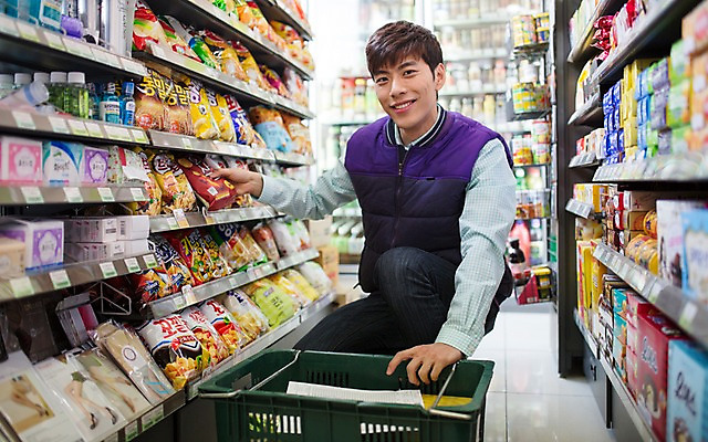 포토 JPG 남자 한명 20대 성인 한국인 취업준비생 아르바이트 재고정리 편의점 성인남자한명만 최저임금 비정규직 재고 국내포토 1 비즈니스 사람 동양인 청년 경제 상점 구직 상품 남자한명만 성인남자만 파일형식