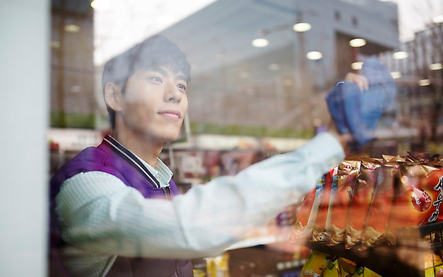 포토 JPG 남자 창문 한명 20대 성인 한국인 취업준비생 아르바이트 유리창닦기 유리창청소 편의점 성인남자한명만 최저임금 비정규직 국내포토 1 비즈니스 사람 동양인 청년 경제 상점 구직 청소 닦기 남자한명만 성인남자만 파일형식
