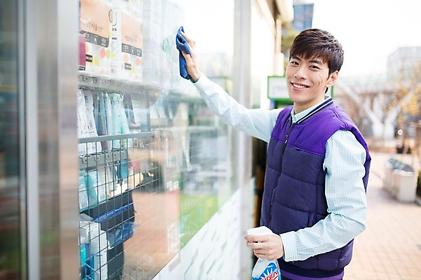 포토 JPG 남자 창문 한명 20대 성인 한국인 취업준비생 아르바이트 창문닦기 편의점 성인남자한명만 최저임금 비정규직 국내포토 1 비즈니스 사람 동양인 청년 경제 상점 구직 닦기 남자한명만 성인남자만 파일형식