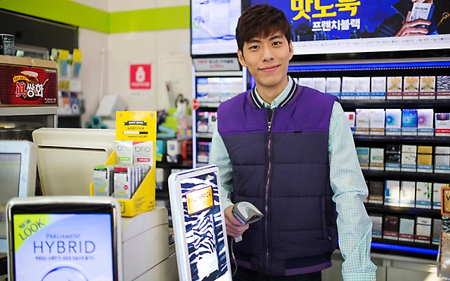 포토 JPG 남자 한명 20대 성인 한국인 계산대 취업준비생 아르바이트 편의점 성인남자한명만 최저임금 비정규직 국내포토 1 비즈니스 사람 동양인 청년 경제 상점 구직 남자한명만 성인남자만 파일형식