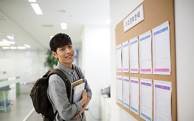 포토 JPG 남자 알림판 실내 한명 손짓 20대 성인 공책 한국인 취업준비생 백팩 성인남자한명만 국내포토 1 가방 모션 문구용품 사람 동양인 청년 내부 구직 남자한명만 성인남자만 파일형식