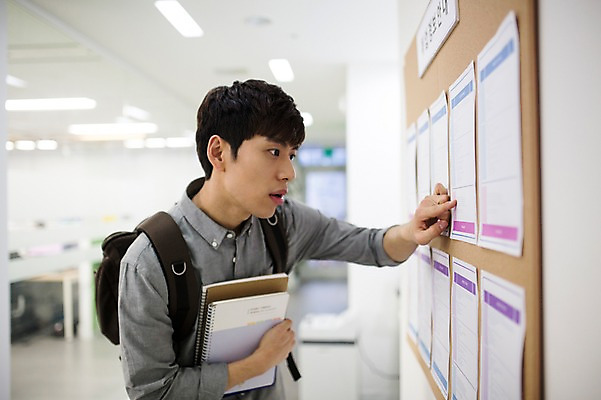 포토 JPG 남자 알림판 실내 한명 손짓 20대 성인 공책 한국인 취업준비생 백팩 성인남자한명만 국내포토 1 가방 모션 문구용품 사람 동양인 청년 내부 구직 남자한명만 성인남자만 파일형식