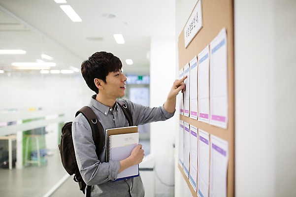 포토 JPG 남자 알림판 실내 한명 손짓 20대 성인 공책 한국인 취업준비생 백팩 성인남자한명만 국내포토 1 가방 모션 문구용품 사람 동양인 청년 내부 구직 남자한명만 성인남자만 파일형식