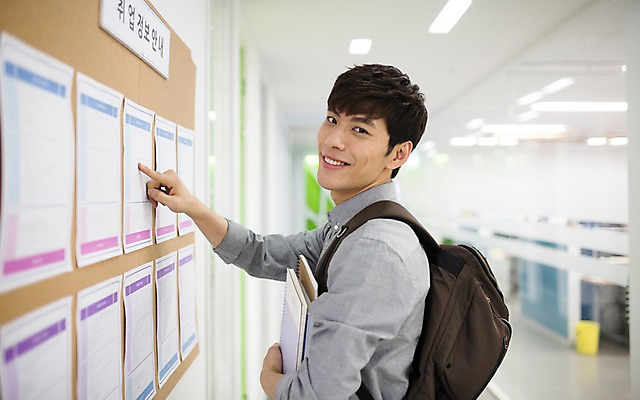 포토 JPG 남자 알림판 실내 한명 손짓 20대 성인 공책 한국인 취업준비생 백팩 성인남자한명만 국내포토 1 가방 모션 문구용품 사람 동양인 청년 내부 구직 남자한명만 성인남자만 파일형식