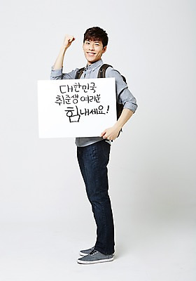 포토 JPG 스튜디오촬영 전신 배너 남자 응원 사각프레임 프레임 광고판 알림판 실내 한명 서기 들기 20대 성인 파이팅 한국인 취업준비생 백팩 성인남자한명만 국내포토 1 가방 모션 사람 동양인 청년 내부 사각형 구직 판 남자한명만 성인남자만 파일형식