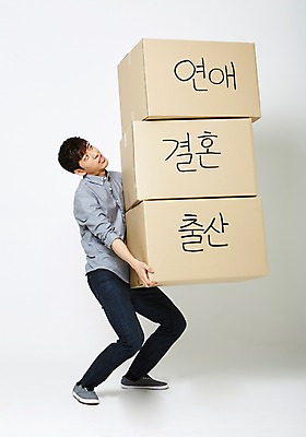 포토 JPG 스튜디오촬영 남자 결혼 실내 한명 들기 20대 성인 상자 쌓기 한국인 출산 취업준비생 연애 성인남자한명만 국내포토 1 모션 사람 동양인 이벤트 청년 내부 구직 남자한명만 성인남자만 파일형식