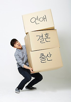 포토 JPG 스튜디오촬영 남자 결혼 실내 한명 들기 20대 성인 상자 쌓기 한국인 출산 취업준비생 연애 성인남자한명만 국내포토 1 모션 사람 동양인 이벤트 청년 내부 구직 남자한명만 성인남자만 파일형식