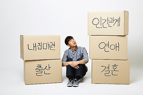 포토 JPG 스튜디오촬영 남자 결혼 실내 한명 20대 성인 상자 쌓기 한국인 출산 내집마련 취업준비생 연애 웅크림 성인남자한명만 인간관계 국내포토 1 관계 모션 부동산 사람 동양인 이벤트 청년 내부 구직 남자한명만 성인남자만 파일형식