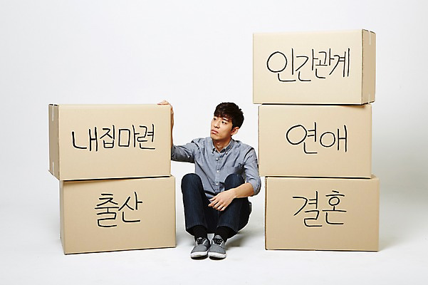 포토 JPG 스튜디오촬영 남자 결혼 실내 한명 20대 성인 상자 쌓기 한국인 출산 내집마련 취업준비생 연애 웅크림 성인남자한명만 인간관계 국내포토 1 관계 모션 부동산 사람 동양인 이벤트 청년 내부 구직 남자한명만 성인남자만 파일형식