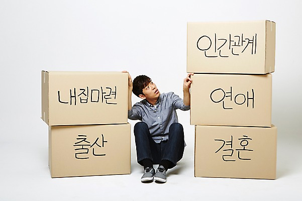 포토 JPG 스튜디오촬영 남자 결혼 실내 한명 20대 성인 상자 쌓기 한국인 출산 내집마련 취업준비생 연애 웅크림 성인남자한명만 인간관계 국내포토 1 관계 모션 부동산 사람 동양인 이벤트 청년 내부 구직 남자한명만 성인남자만 파일형식