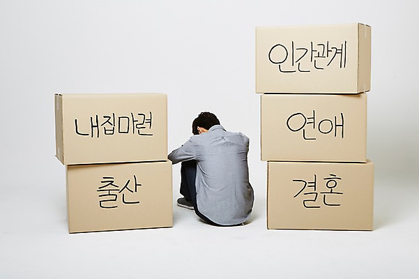 포토 JPG 스튜디오촬영 남자 결혼 실내 한명 20대 성인 뒷모습 상자 쌓기 한국인 출산 내집마련 취업준비생 연애 웅크림 성인남자한명만 인간관계 국내포토 1 뷰포인트 관계 모션 부동산 사람 동양인 이벤트 청년 내부 구직 남자한명만 성인남자만 파일형식