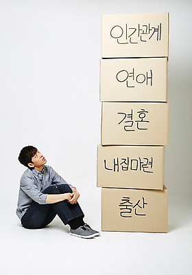 포토 JPG 스튜디오촬영 남자 결혼 실내 한명 20대 성인 상자 쌓기 한국인 올려보기 출산 내집마련 취업준비생 연애 웅크림 성인남자한명만 인간관계 국내포토 1 관계 모션 부동산 사람 동양인 이벤트 청년 내부 구직 남자한명만 성인남자만 파일형식