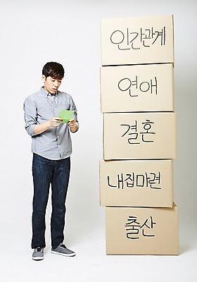 포토 JPG 스튜디오촬영 남자 결혼 실내 한명 20대 성인 상자 쌓기 한국인 출산 내집마련 취업준비생 연애 성인남자한명만 인간관계 국내포토 1 관계 모션 부동산 사람 동양인 이벤트 청년 내부 구직 남자한명만 성인남자만 파일형식