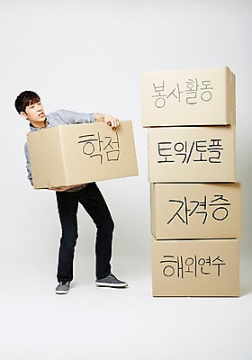 포토 JPG 스튜디오촬영 전신 남자 실내 한명 들기 20대 성인 상자 쌓기 한국인 봉사 취업준비생 학점 자격증 해외연수 토익 성인남자한명만 국내포토 1 모션 사람 동양인 청년 내부 시험 구직 도움 성적 연수 증명서 남자한명만 성인남자만 파일형식