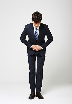포토 JPG 스튜디오촬영 전신 남자 실내 한명 정장 20대 성인 한국인 인사 비즈니스맨 취업준비생 성인남자한명만 국내포토 1 옷 비즈니스 사람 동양인 청년 내부 구직 예절 직장인 남자한명만 성인남자만 파일형식