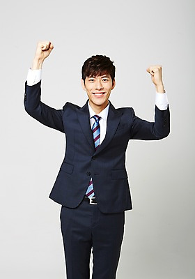 포토 JPG 스튜디오촬영 남자 실내 한명 정장 손짓 20대 성인 파이팅 한국인 비즈니스맨 취업준비생 성인남자한명만 국내포토 1 옷 비즈니스 모션 사람 동양인 청년 내부 구직 직장인 남자한명만 성인남자만 파일형식
