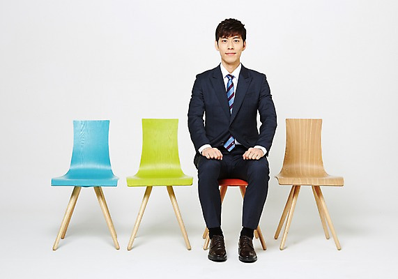포토 JPG 스튜디오촬영 전신 남자 의자 실내 한명 앉기 정장 20대 성인 한국인 면접 취업준비생 성인남자한명만 국내포토 1 옷 가구 비즈니스 모션 사람 동양인 청년 내부 구직 남자한명만 성인남자만 파일형식