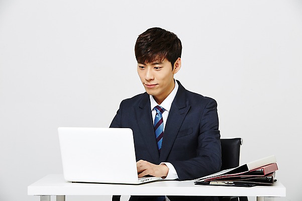 포토 JPG 스튜디오촬영 남자 실내 한명 정장 20대 성인 노트북 한국인 비즈니스맨 책상 파일 취업준비생 성인남자한명만 국내포토 1 옷 가구 비즈니스 사람 동양인 청년 내부 전자제품 구직 직장인 남자한명만 성인남자만 파일형식