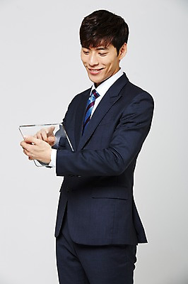 포토 JPG 스튜디오촬영 남자 실내 한명 정장 20대 성인 한국인 취업준비생 유리판 성인남자한명만 국내포토 1 옷 사람 동양인 청년 내부 구직 남자한명만 성인남자만 파일형식