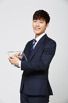 포토 JPG 스튜디오촬영 남자 실내 한명 정장 20대 성인 한국인 취업준비생 유리판 성인남자한명만 국내포토 1 옷 사람 동양인 청년 내부 구직 남자한명만 성인남자만 파일형식