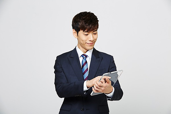 포토 JPG 스튜디오촬영 남자 실내 한명 정장 20대 성인 한국인 취업준비생 유리판 성인남자한명만 국내포토 1 옷 사람 동양인 청년 내부 구직 남자한명만 성인남자만 파일형식