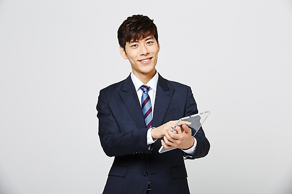 포토 JPG 스튜디오촬영 남자 실내 한명 정장 20대 성인 한국인 취업준비생 유리판 성인남자한명만 국내포토 1 옷 사람 동양인 청년 내부 구직 남자한명만 성인남자만 파일형식