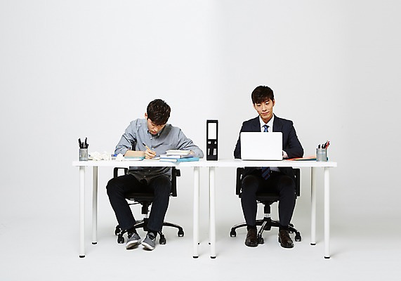 포토 JPG 스튜디오촬영 남자 실내 정장 20대 성인 두명 한국인 업무 직장인 비교 책상 취업준비생 성인남자만 국내포토 직업 옷 가구 컨셉 사람 동양인 청년 내부 구직 작업 남자만 성인만 파일형식