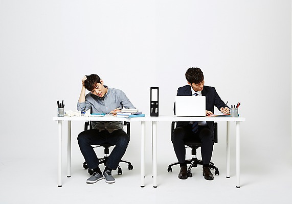 포토 JPG 스튜디오촬영 남자 실내 정장 20대 성인 두명 한국인 업무 직장인 비교 책상 괴로움 취업준비생 성인남자만 국내포토 직업 옷 감정 가구 컨셉 사람 동양인 청년 내부 구직 작업 남자만 성인만 파일형식