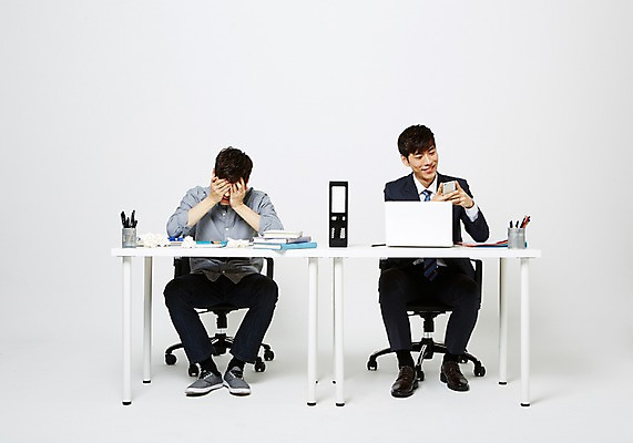 포토 JPG 스튜디오촬영 남자 실내 정장 20대 성인 두명 스마트폰 한국인 업무 직장인 비교 책상 괴로움 취업준비생 성인남자만 국내포토 직업 옷 감정 가구 컨셉 사람 동양인 청년 내부 핸드폰 스마트기기 구직 작업 남자만 성인만 파일형식