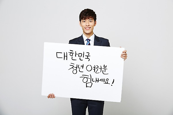 포토 JPG 스튜디오촬영 배너 남자 응원 사각프레임 프레임 광고판 알림판 실내 한명 들기 정장 20대 성인 한국인 취업준비생 성인남자한명만 국내포토 1 옷 모션 사람 동양인 청년 내부 사각형 구직 판 남자한명만 성인남자만 파일형식