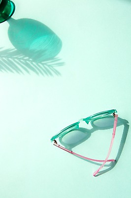 포토 JPG 컬러 백그라운드 조명 잔 그림자 사람없음 빛 선글라스 공백 투명 국내포토 식기 안경 파일형식