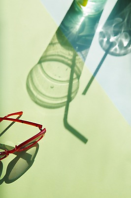 포토 JPG 컬러 백그라운드 조명 잔 빨대 그림자 사람없음 빛 선글라스 공백 투명 국내포토 식기 안경 파일형식