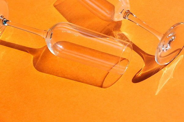 포토 JPG 컬러 백그라운드 조명 잔 그림자 사람없음 빛 공백 투명 샴페인잔 국내포토 식기 술잔 파일형식