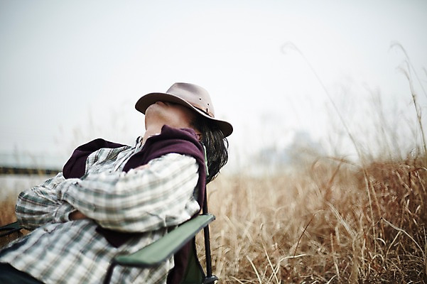 포토 JPG 주간 모자 남자 여유 40대 중년 중년라이프 휴식 한명 앉기 상반신 성인 야외 옆모습 팔짱 한국인 가을 잠 억새 얼굴가리기 간이의자 억새밭 남자만 중년남자한명만 국내포토 자연요소 식물 1 라이프스타일 잡화 계절 감정 뷰포인트 컨셉 의자 모션 사람 동양인 가림 남자한명만 중년남자만 파일형식