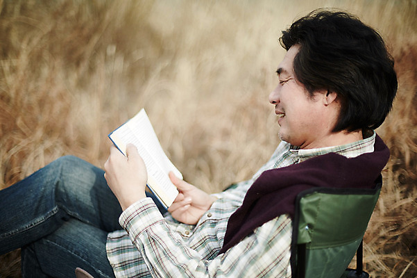 포토 JPG 주간 남자 여유 40대 중년 중년라이프 휴식 한명 미소 들기 앉기 상반신 성인 야외 옆모습 책 한국인 가을 억새 간이의자 억새밭 남자만 중년남자한명만 국내포토 자연요소 식물 1 라이프스타일 계절 감정 뷰포인트 컨셉 의자 모션 표정 사람 동양인 남자한명만 중년남자만 파일형식