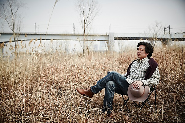 포토 JPG 주간 전신 남자 여유 40대 중년 중년라이프 휴식 한명 앉기 성인 야외 옆모습 한국인 다리꼬기 가을 억새 간이의자 낚시의자 억새밭 남자만 중년남자한명만 국내포토 자연요소 식물 1 라이프스타일 계절 감정 뷰포인트 컨셉 의자 모션 사람 동양인 남자한명만 중년남자만 파일형식