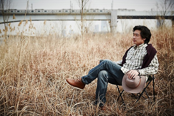 포토 JPG 주간 전신 남자 여유 40대 중년 중년라이프 휴식 한명 앉기 성인 야외 옆모습 한국인 다리꼬기 가을 억새 간이의자 낚시의자 억새밭 남자만 중년남자한명만 국내포토 자연요소 식물 1 라이프스타일 계절 감정 뷰포인트 컨셉 의자 모션 사람 동양인 남자한명만 중년남자만 파일형식