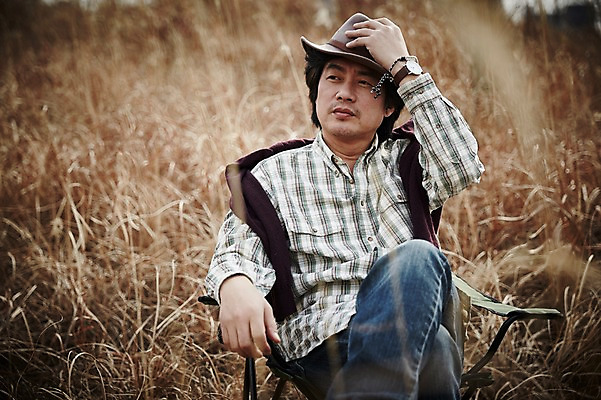 포토 JPG 주간 모자 남자 여유 40대 중년 중년라이프 휴식 한명 미소 앉기 상반신 성인 야외 앞모습 한국인 가을 억새 간이의자 억새밭 남자만 중년남자한명만 국내포토 자연요소 식물 1 라이프스타일 잡화 계절 감정 뷰포인트 컨셉 의자 모션 표정 사람 동양인 남자한명만 중년남자만 파일형식