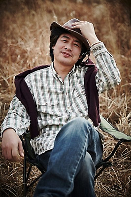 포토 JPG 주간 모자 남자 여유 40대 중년 중년라이프 휴식 한명 미소 앉기 상반신 성인 야외 앞모습 한국인 가을 억새 간이의자 억새밭 남자만 중년남자한명만 국내포토 자연요소 식물 1 라이프스타일 잡화 계절 감정 뷰포인트 컨셉 의자 모션 표정 사람 동양인 남자한명만 중년남자만 파일형식