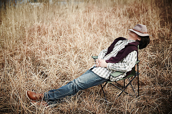 포토 JPG 주간 전신 모자 남자 여유 40대 중년 중년라이프 휴식 한명 앉기 성인 야외 한국인 가을 잠 억새 간이의자 낚시의자 억새밭 남자만 중년남자한명만 국내포토 자연요소 식물 1 라이프스타일 잡화 계절 감정 컨셉 의자 모션 사람 동양인 남자한명만 중년남자만 파일형식